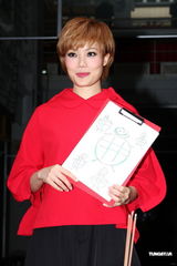 组图：容祖儿睽违11年台北开唱 一身大红烧乌龟