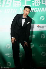 组图：韩星赵寅成上海电视节卖萌耍酷逗粉丝