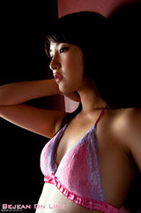 组图：铃木咲性感写真制服内衣齐上阵