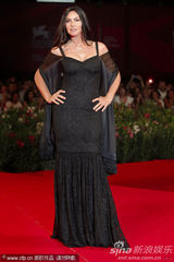 组图：《炎夏》发布会 贝鲁奇裹身黑裙秀玲珑曲线