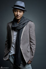 组图：张丹峰时尚写真演绎轻熟男魅力