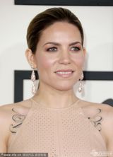 组图：56届格莱美红毯 泰勒透视麦当娜反串绅士