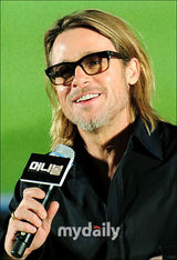 组图：布拉德-皮特亮相《点球成金》韩国记者会