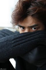高清图：陈柏霖全新潮男写真 眼神犀利酷帅十足