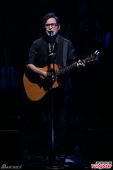 组图：罗大佑登台献唱经典 歌迷如痴如醉