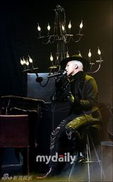 组图：G-dragon获音乐节目冠军 宣美撅臀辣舞