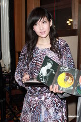 周慧敏彩裙优雅亮相 获绯闻旧爱黄凯芹献吻(图)