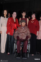 组图：赌王何鸿燊九十寿宴 何超仪红裙性感迷人