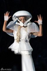 组图：Gaga巴塞罗那献唱 铆钉装威武羊角头怪异