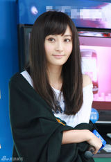 组图：姚笛出席某时尚活动  态度亲切获粉丝追捧