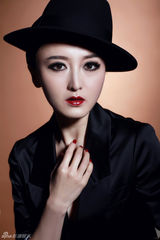 组图：何晴中性风写真展性感与妩媚