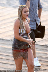 组图：巨乳女郎安蓓蕾肉弹呼之欲出 双腿缠猛男戏水