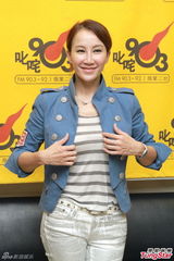 组图：李玟商台宣传新碟 收录结婚歌送歌迷