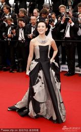 组图：章子怡灰墨裹胸裙走红毯妆容精致
