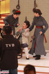 组图：TVB台庆男女演员反串 陈豪郭晋安扮姨太太