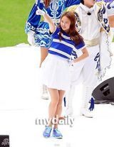 组图：刘在锡朴明秀等担任足球比赛啦啦队