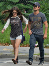 组图:狼人泰勒与大6岁女星约会 十指紧扣秀恩爱