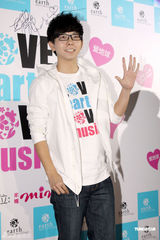 组图：胡夏抱病出席公益活动 为地震灾区献爱心