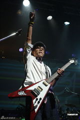 组图：八三夭开唱阿信站台 欲学谢和弦微博放料