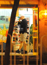 组图：张雨绮深夜会闺蜜 老公王全安一旁吃饭