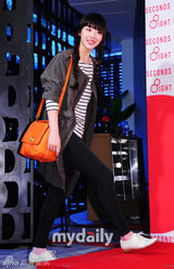 组图：朴诗妍Tiffany崔江熙等出席服装店开业仪式