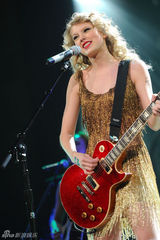 组图：泰勒-斯威夫特公开彩排 热辣亮片裙抢眼