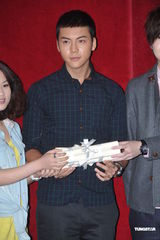 组图：英皇众星出席毕业礼 阿sa陈伟霆情侣档现身 