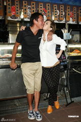 组图：郭采洁获女配庆功宴笑吻钮承泽