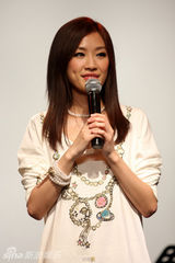 幻灯：张婧北京举行首唱会 毕晓世送水晶枪祝贺