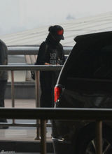 组图：刘若英被传怀孕露孕相 全副武装回京