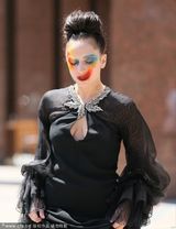 组图：LadyGaga中空秀八字奶 脸上涂鸦鬼魅十足