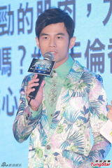 组图：周杰伦带病宣传巡演 花西服帅气抢镜