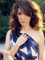 组图：范文芳自曝工作照 时尚森女清新自然