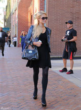 高清组图：帕丽斯-希尔顿街拍LOOK夹克搭配黑裙