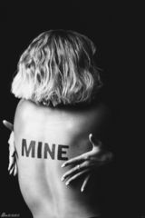 组图：碧昂斯蕾丝遮乳性感 自摸私处表情享受