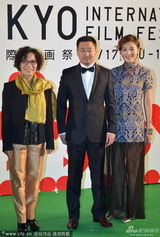 组图：东京电影节开幕群星亮相 小怪兽闹绿毯