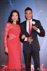 组图：任达华领带喜庆 金像奖杯原型美艳现身