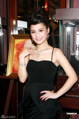 组图：阿娇阿SA合体出席珠宝展 姐妹花大方谈情