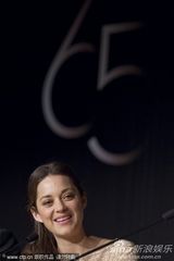 组图：《锈与骨》记者会 玛丽昂-歌迪亚展知性美