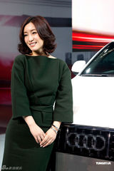 组图：秦海璐杭州出席代言活动 墨绿色礼服大气优雅