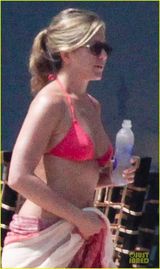 组图：安妮斯顿粉色比基尼 未婚夫泳池激吻