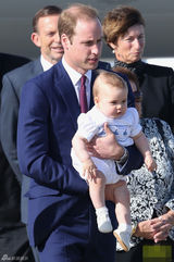 组图：凯特抱子随访澳洲 黄衣明艳狂风吹乱秀发