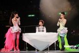 幻灯图：Twins开唱花样百变 好友容祖儿登台助阵