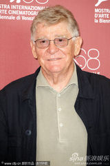 组图：《硬纸盒小镇》记者会 女主角光头造型抢眼