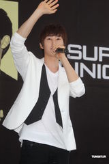 组图：SJ-M台北签唱会 兄弟情深互喂台湾小吃