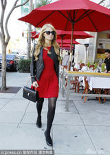 组图:希尔顿红色连身裙做SPA 豪门名媛喜气洋洋