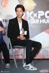 组图：CNBLUE李正信帅气赴台 玩快闪歌迷失望