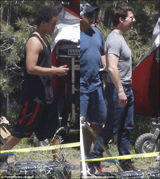 组图：阿汤哥闪离后重返片场 与养子有说有笑