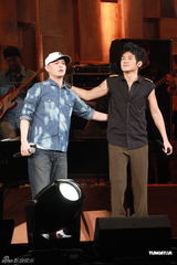 组图：曹格个唱力证与侧田兄弟情 刘德华低调助阵