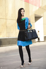 明星爱街拍：撞色连衣裙VS男士丝巾搭配